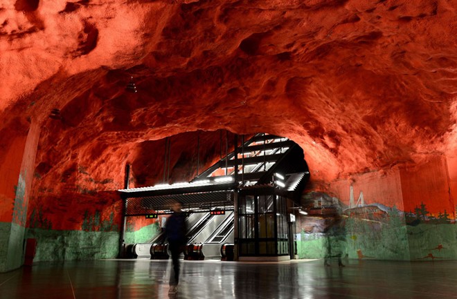 Ga Solna, Stockholm, Thuỵ Điển: Nơi đây được coi là trạm tàu điện ngầm ấn tượng nhất thế giới với màu sắc và kiến trúc hết sức đặc biệt.